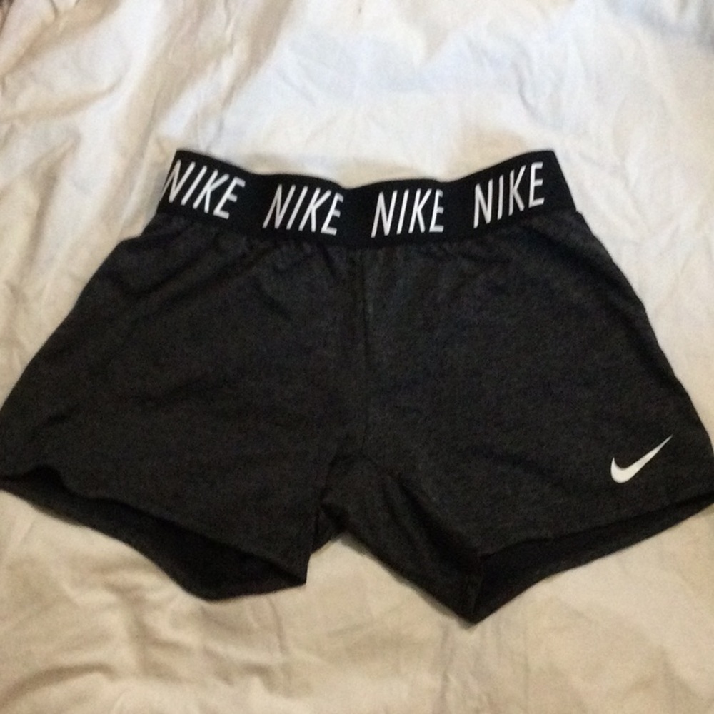 Girls Large Gray Nike Trophy Training shorts